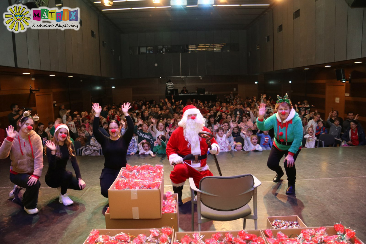 Cikkek / Ezer nélkülöző kisgyermeket ajándékozott meg a jótékonysági Mikulás