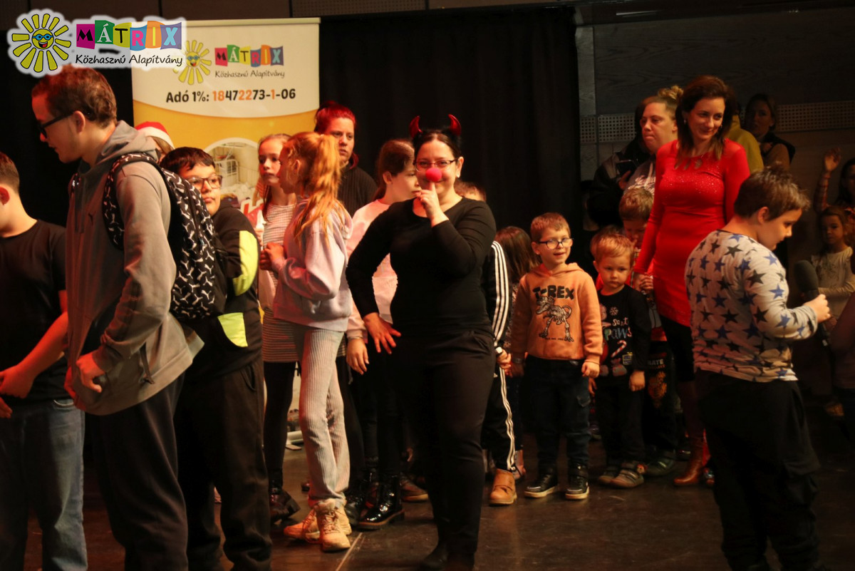 Ezer nélkülöző kisgyermeket ajándékozott meg a jótékonysági Mikulás