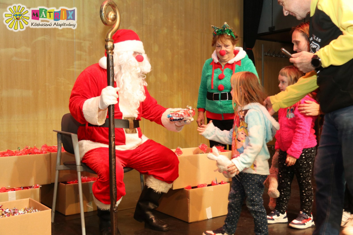 Ezer nélkülöző kisgyermeket ajándékozott meg a jótékonysági Mikulás