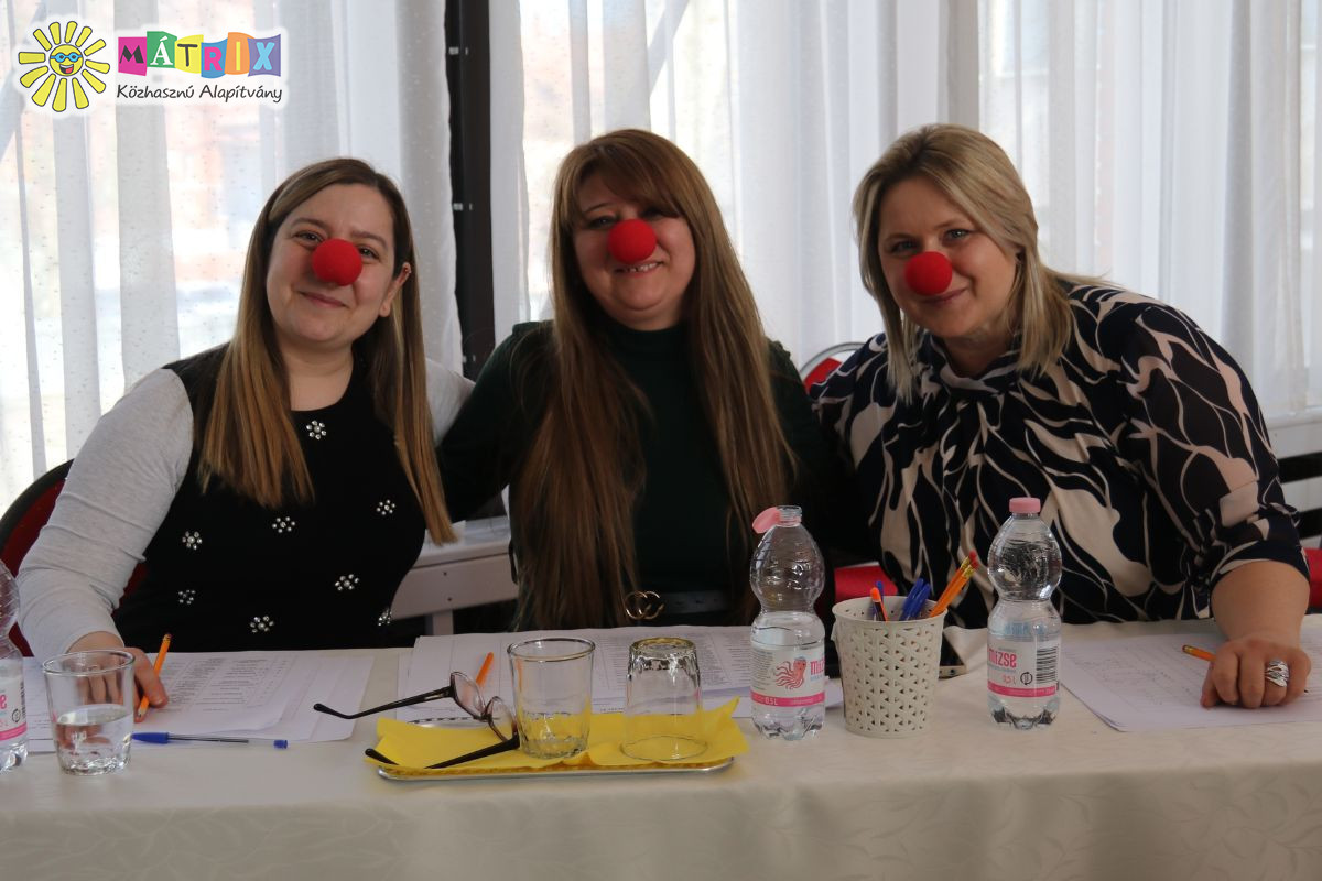 Verses–mesemondó versenyen zsűriztek a bohócdoktorok