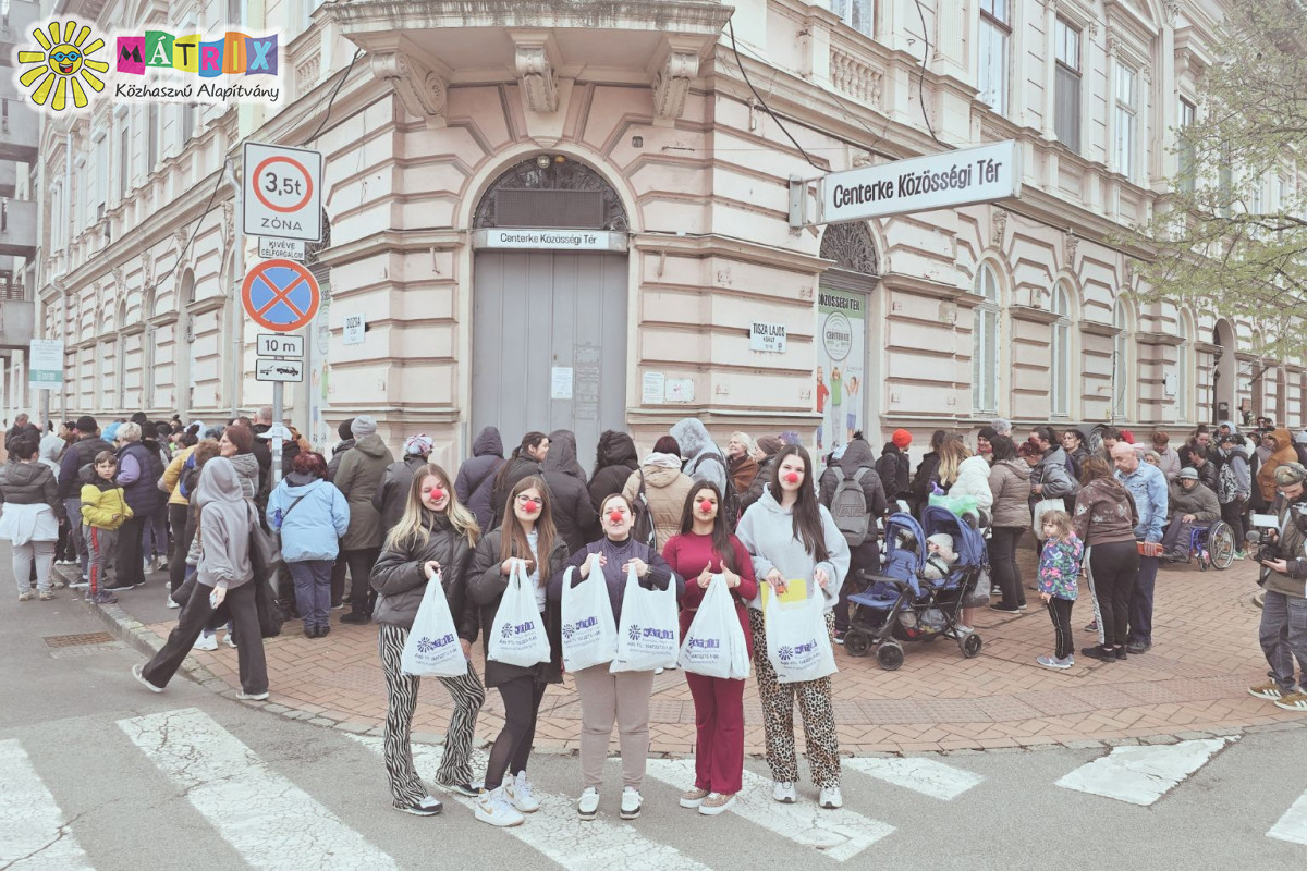 Cikkek / Élelmiszercsomagokkal segítettünk az ünnepek előtt