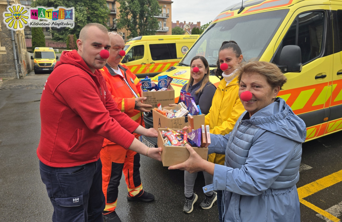 Galéria / Mentőknek vittek a bohócdoktorok mosolyfakasztó szeretetcsokit