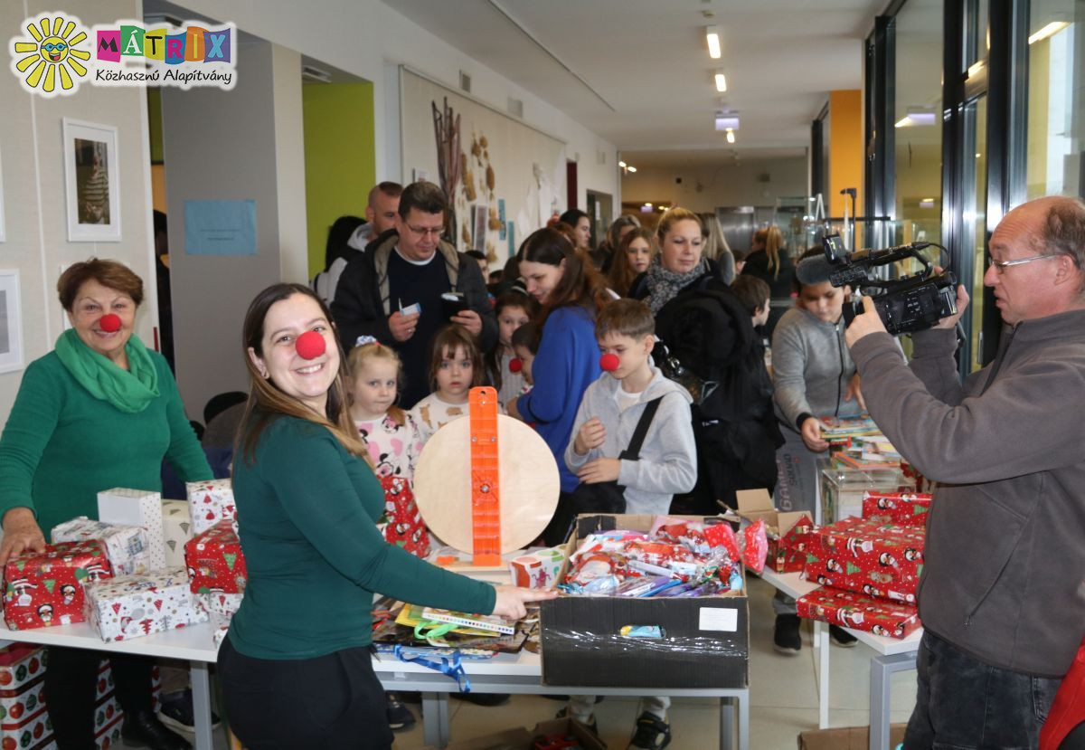 Mesekönyv, kirakó, finomságok