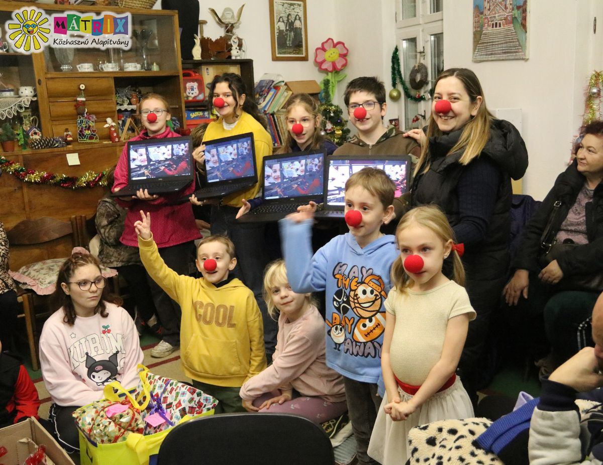 Galéria / Családtámogatás, laptop a bohócdokiktól