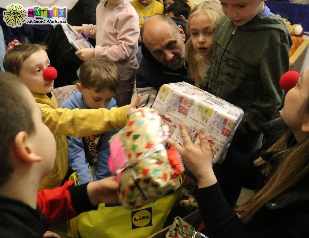 Galéria / Mesekönyv is volt az ajándékcsomagokban