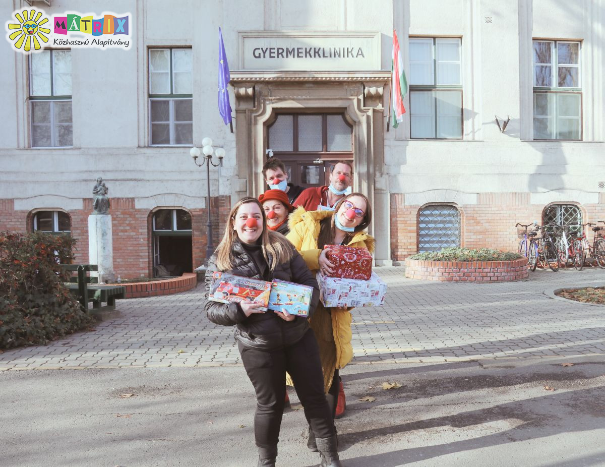 Galéria / Meseóra, ajándékot vittünk a gyermekosztályra