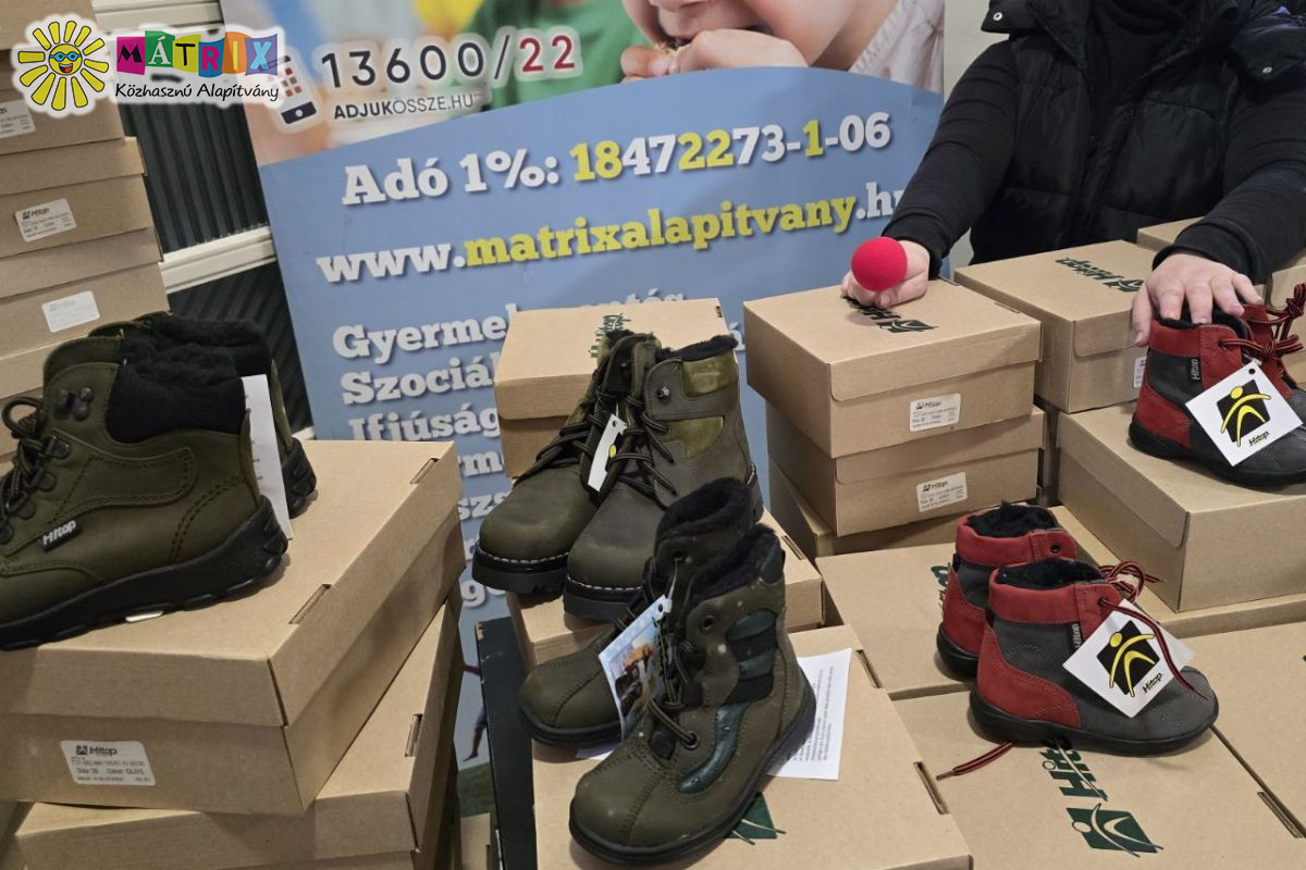 Galéria / Új cipőket kapott 350 mélyszegénységben élő gyermek